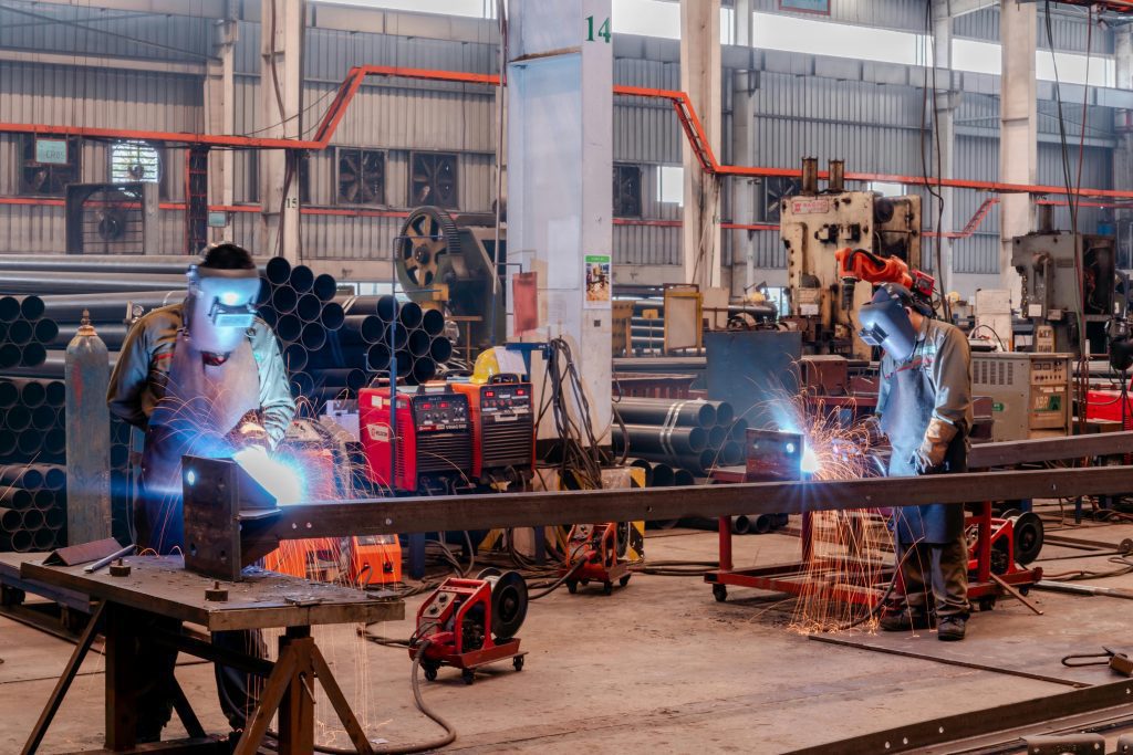 Operarios trabajando con equipamiento para sector industrial